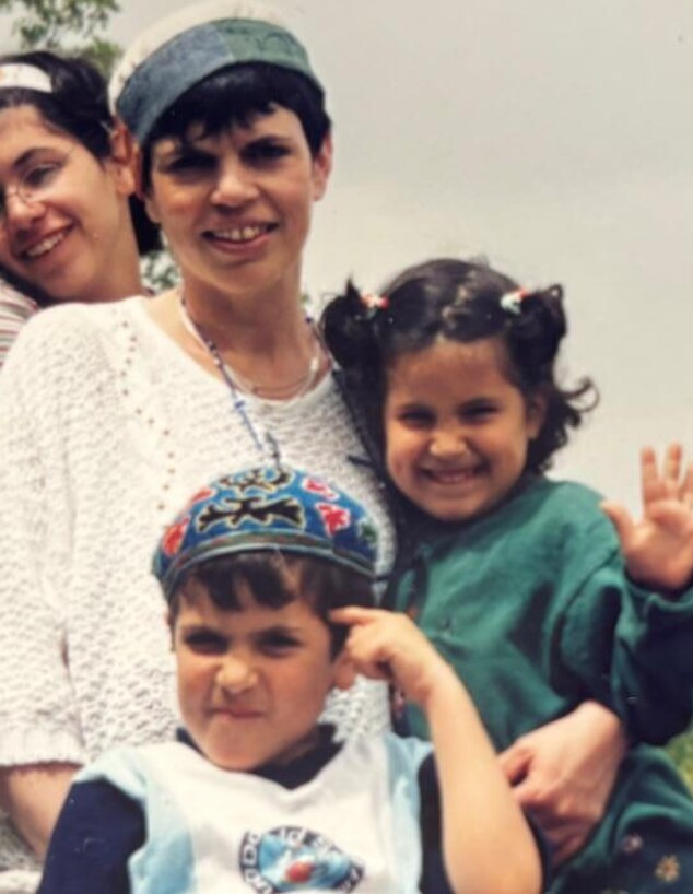 יעל צרפתי קופלוביץ בילדותה, עם אמה רותי ז"ל