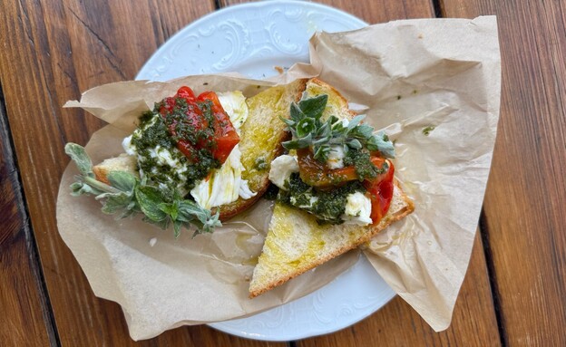 ברוסקטה לחם קסטן ופלפלים.פופ אפ מוטי סופר בחצר אח ברוסקטה לחם קסטן ופלפלים.פופ אפ מוטי סופר בחצר אח