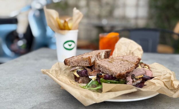 אל תפספסו את הרוסטביף הזה ואת איולי קיסר אל תפספסו את הרוסטביף הזה ואת איולי קיסר