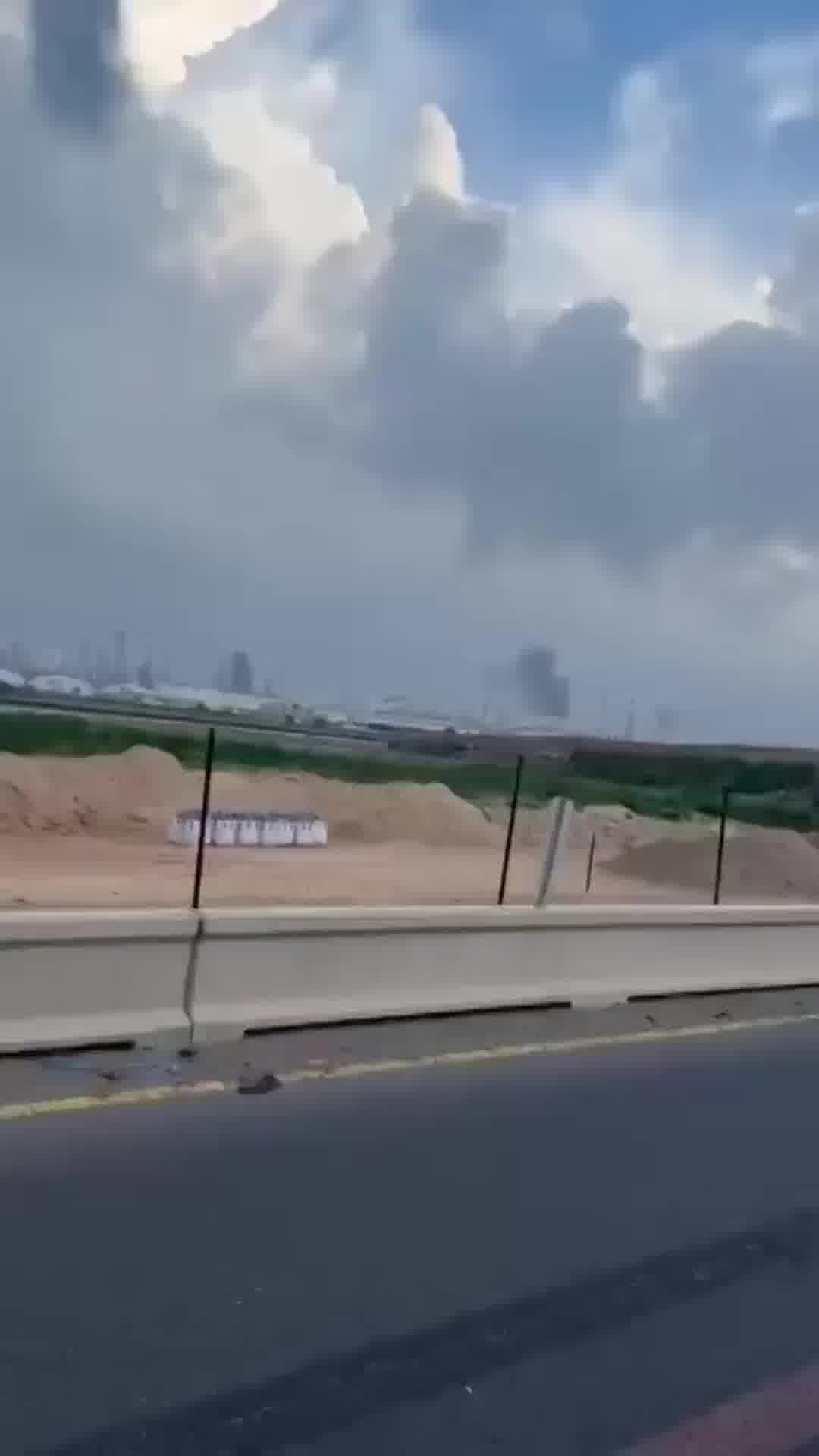 תיעוד הנפילה בבתי הזיקוק בחיפה. אין דיווח על נפגעים