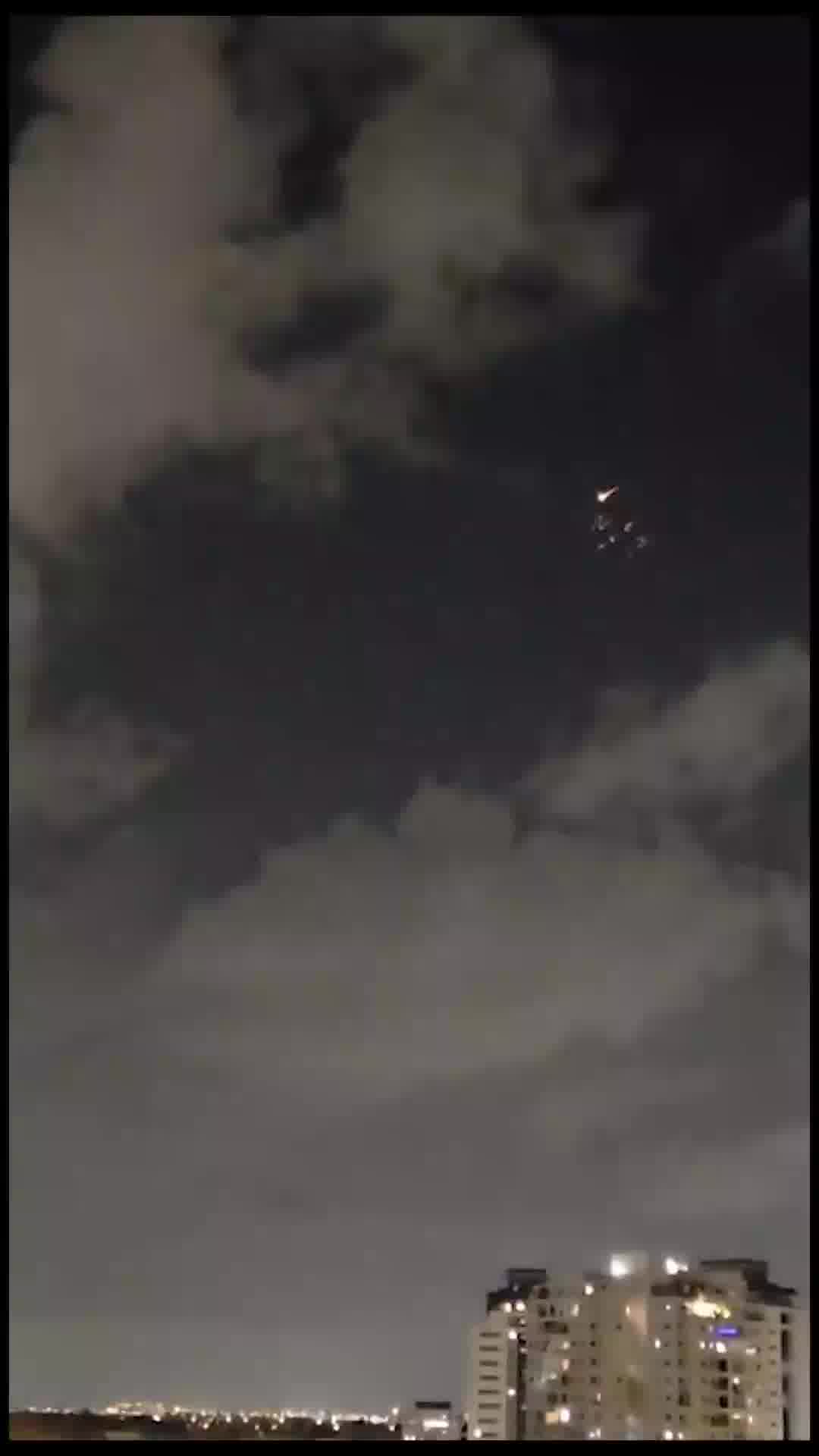 טיל מצרר מעל שמי ירושלים: מטח לילי חריג מאיראן 
