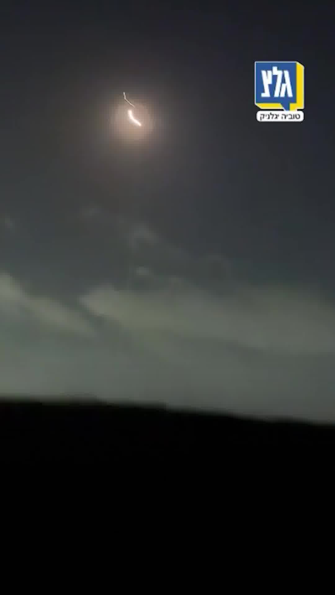 ״מה הלך פה??״: ניסיון יירוט מעל ראשו של נהג שעומד בצד הדרך ומתעד הכל