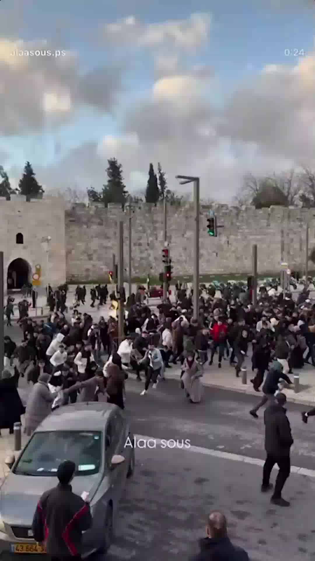 הפלסטינים טוענים: המשטרה מונעת את תפילת עיד אל-פיטר בירושלים