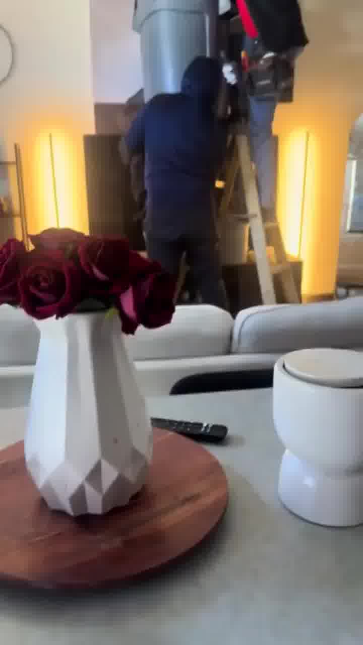 "יש לי חבר אחד. תותח באינסטלציה. המחיר הכי זול בארץ" 