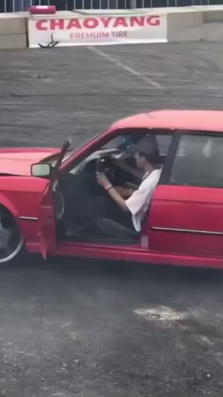 אההה... זה מה שאמורים לעשות עם מכסה המנוע