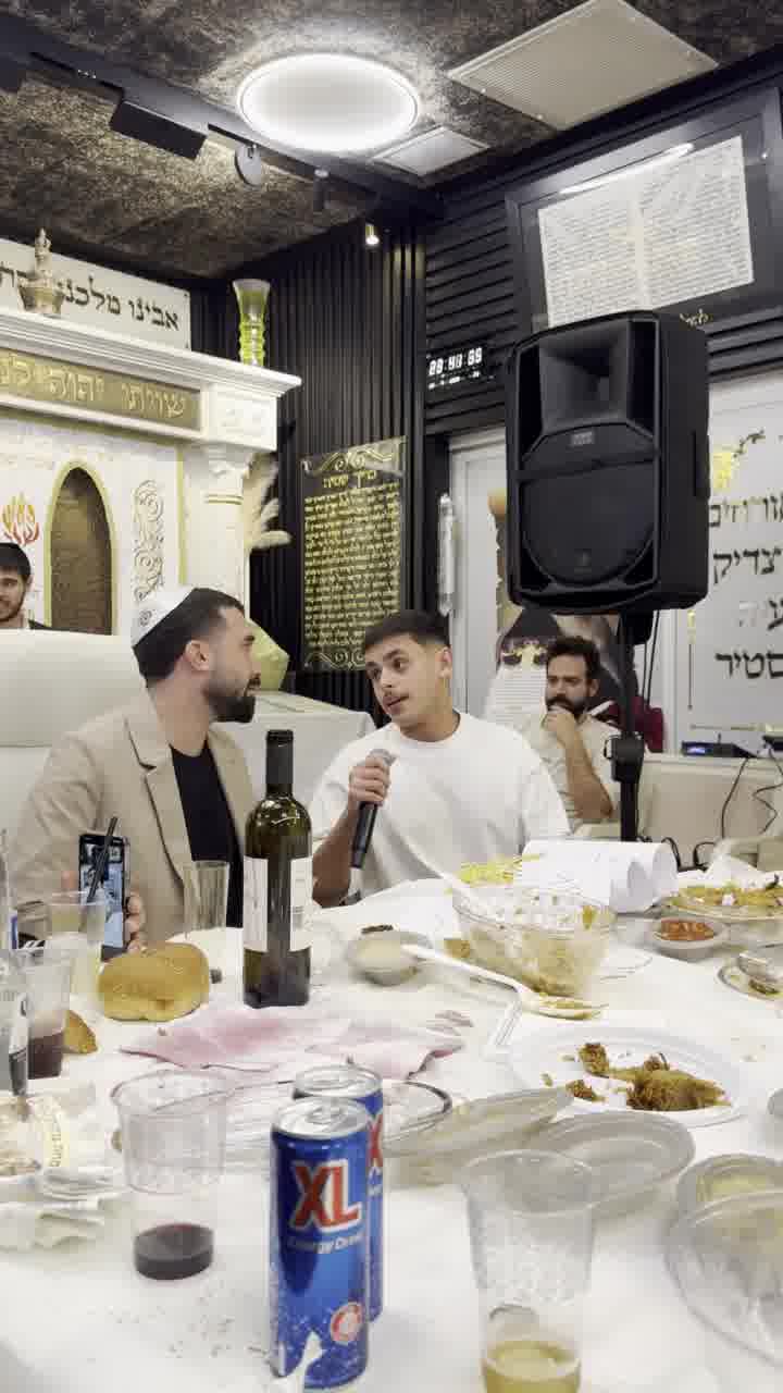 בן צור, בשבע הברכות שלו, עם הזמר הצעיר יוסף חיים - מבצעים את "איש הפלא"