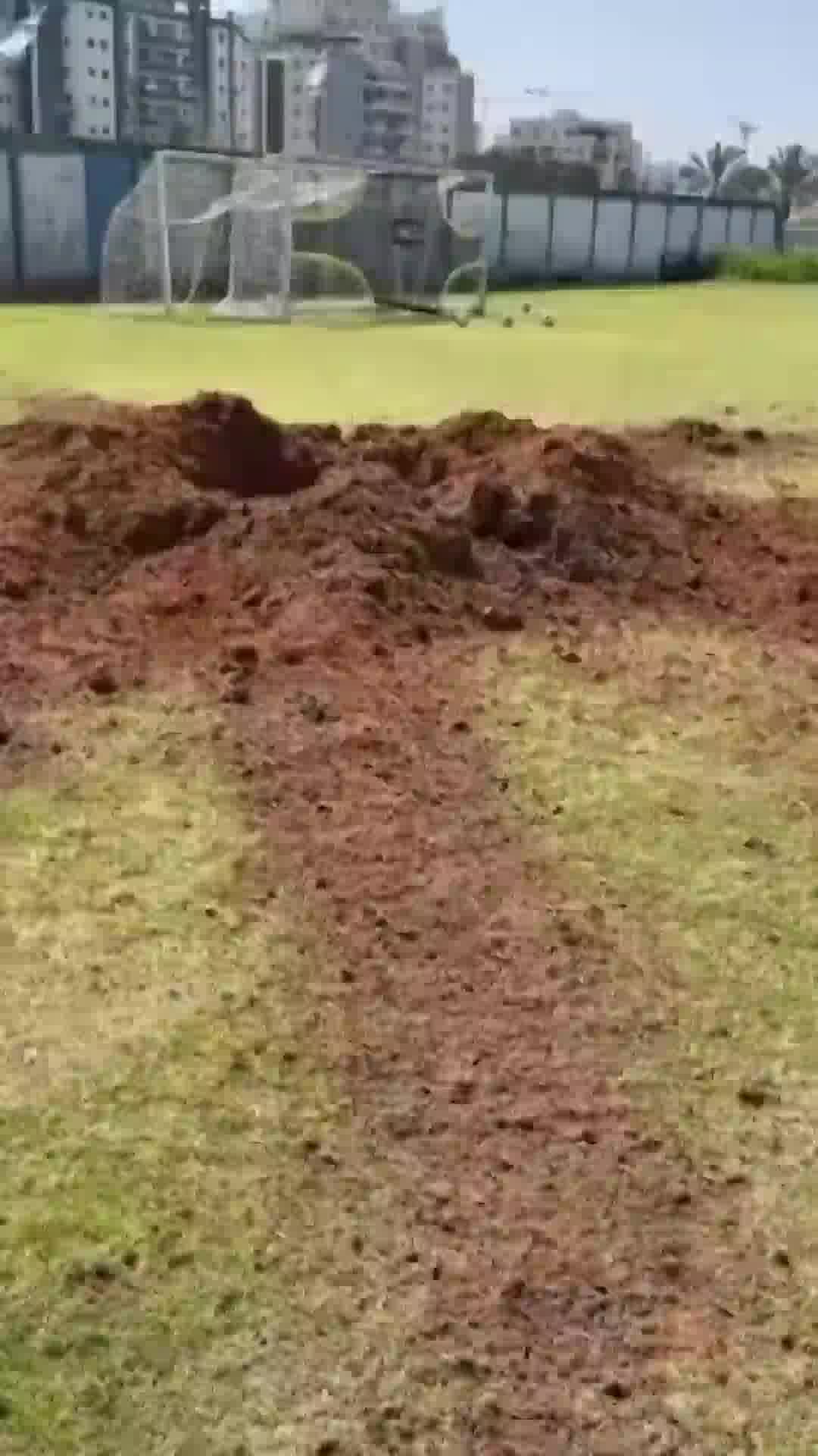 חור ענק בדשא: זירת נפילת שבר יירוט במגרש כדורגל בשעריים