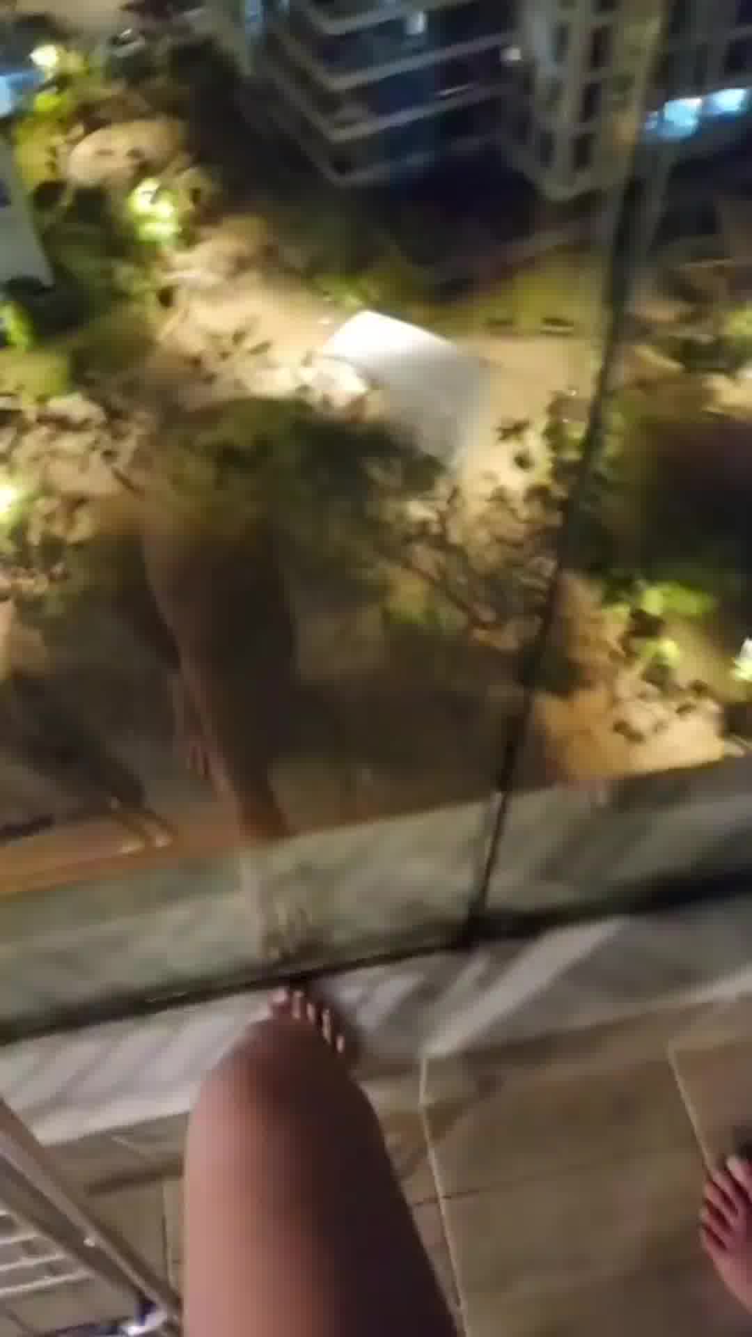 ״טיל נפל לי מתחת לבית״: תושבת המרכז מצלמת מהמרפסת את הבור שנפער ברחוב