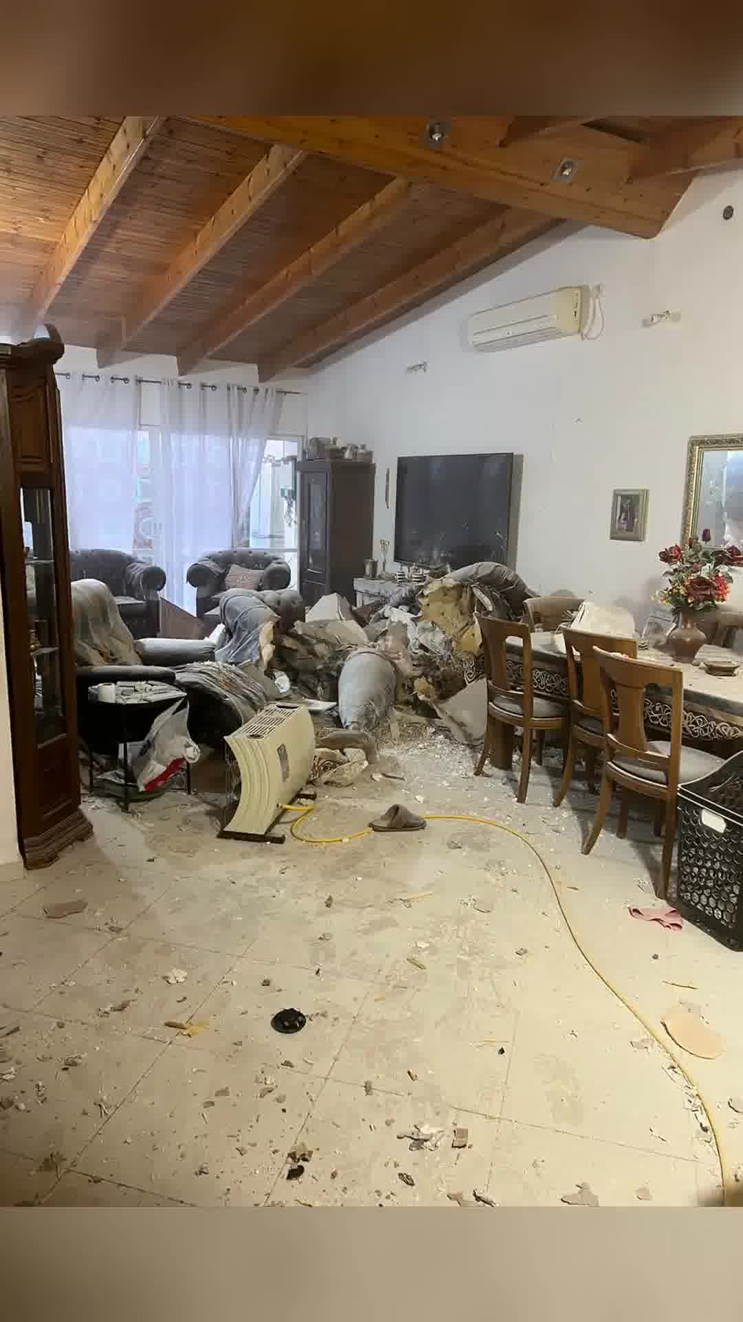 שבר טיל באמצע הסלון: הרס אדיר בדירה ברחובות אחרי פגיעה מהטיל האיראני