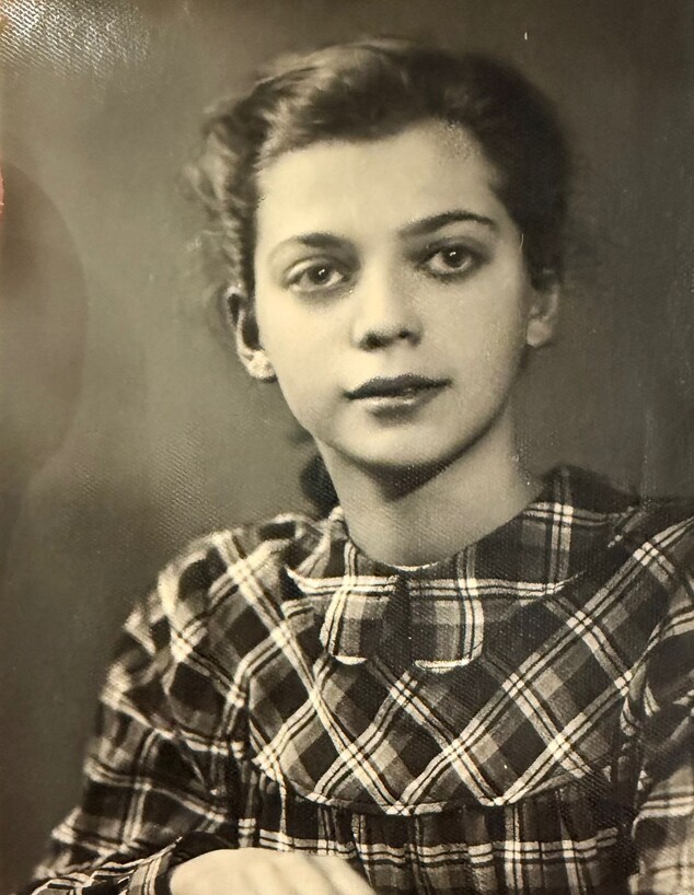 אירה כנערה צעירה בוילנה