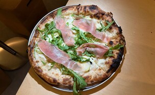 פיצה פרושוטו של קוטה (צילום: לין לוי, mako אוכל)