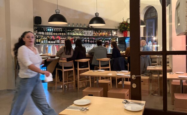 יש גם בר רגיל, מול המטבח. קוטה החדשה יש גם בר רגיל, מול המטבח. קוטה החדשה