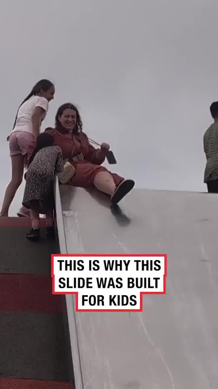 לא סתם בנו את המגלשה הזאת לילדים גברת, נו באמת