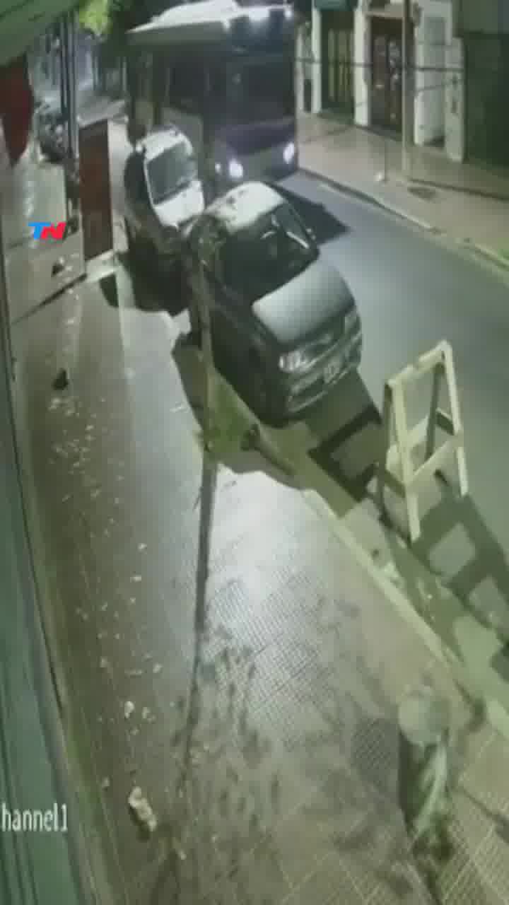 אם למישהו יש הסבר למה שקורה פה עם נהג האוטובוס שייצור איתנו קשר בבקשה