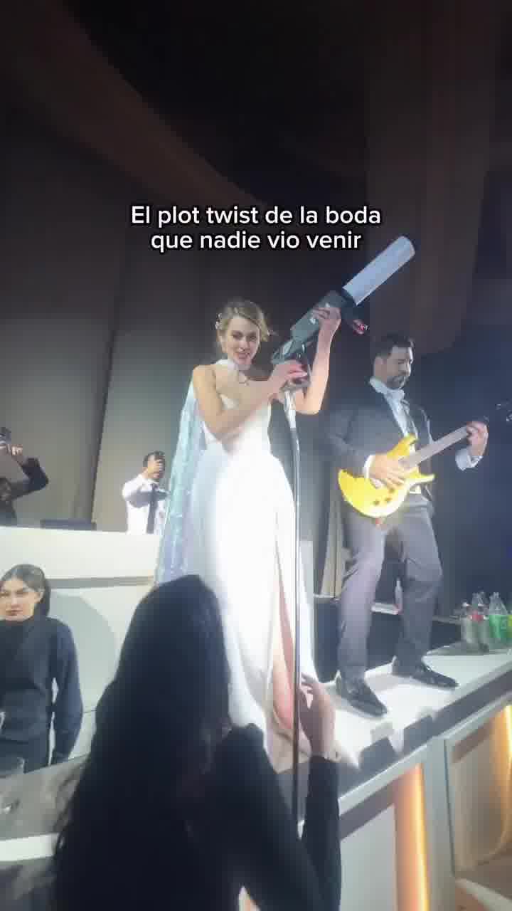 אולי פשוט עדיף היה שהיית עולה לנגן עם הדיג'יי. זה היה נגמר טוב יותר