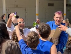 תומר המשקף הלבן מחלק פיצות בהבימה