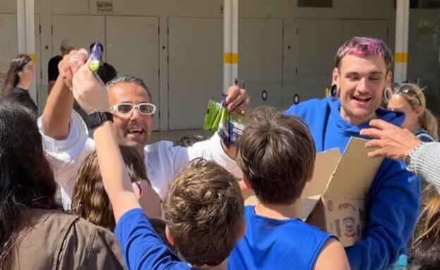 תומר המשקף הלבן מחלק פיצות בהבימה