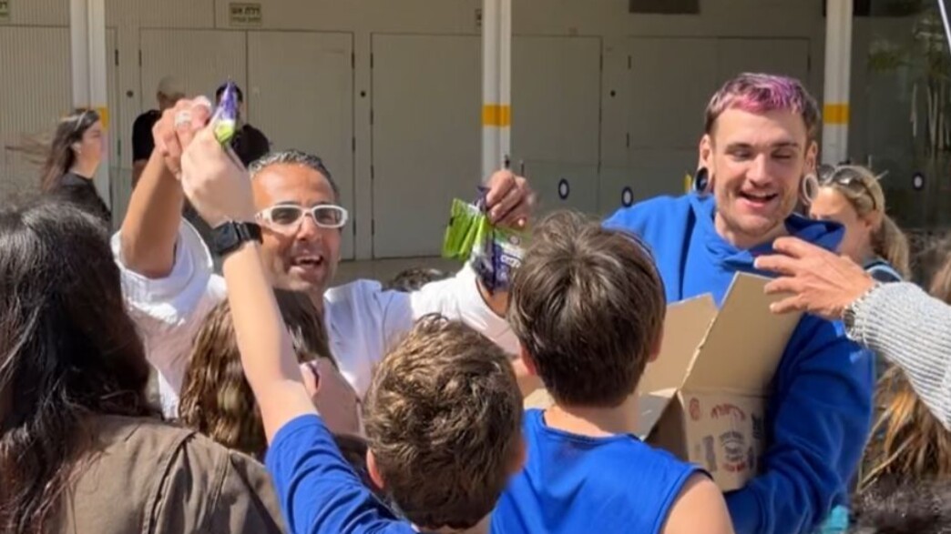 תומר המשקף הלבן מחלק פיצות בהבימה תומר המשקף הלבן מחלק פיצות בהבימה