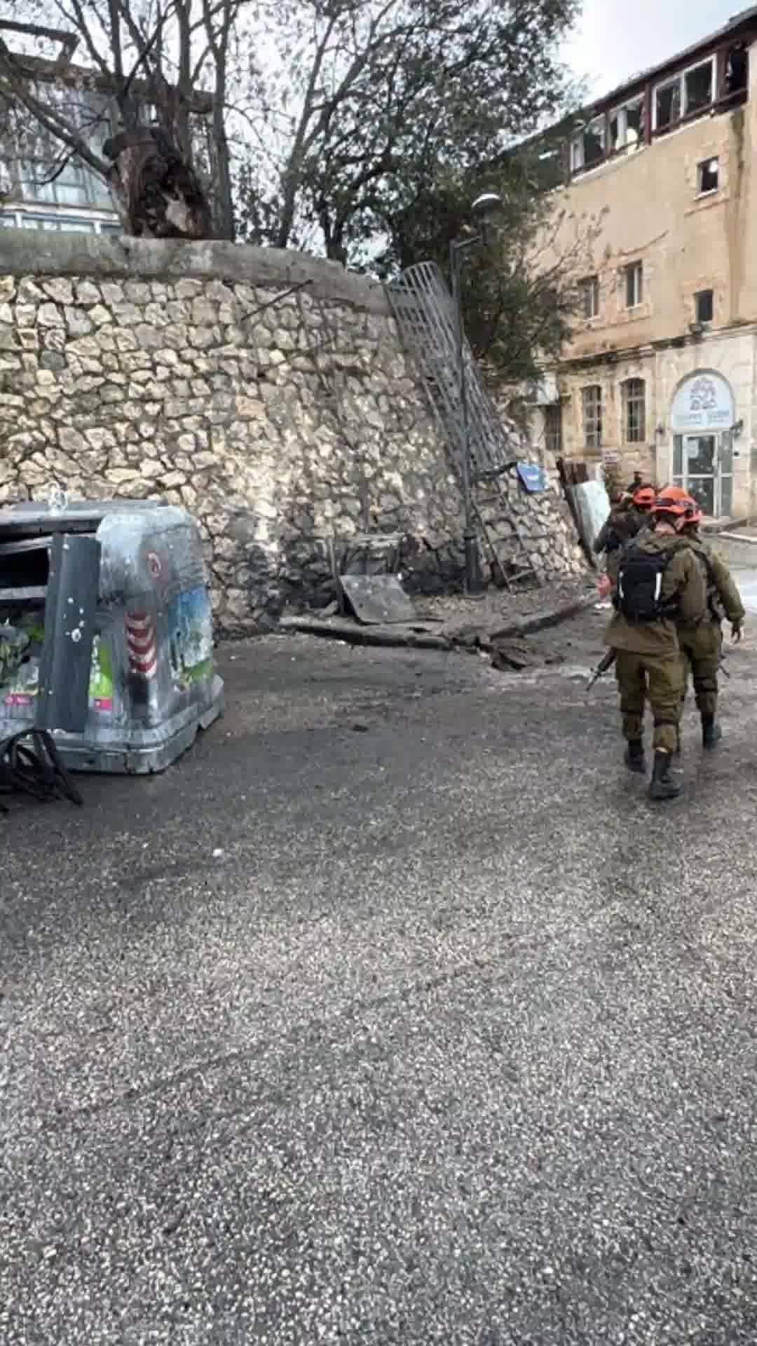 תיעוד מהפגיעה בצפת באיזור העיר העתיקה מהמטח האחרון: נזק למבנה ללא נפגעים | באישור הצנזורה