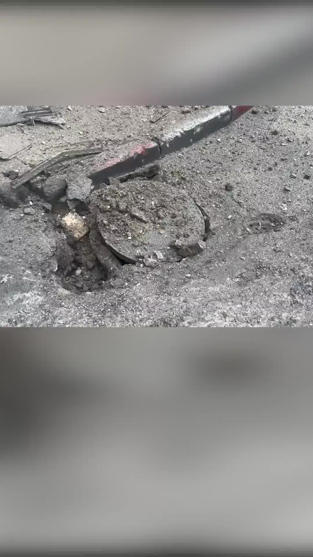 תיעוד מהפגיעה בצפת: צינור מים שהתפוצץ והרס למבנה | באישור הצנזורה