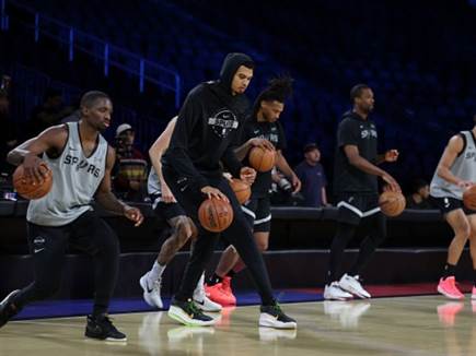 מתאמן כמו פוינט גארד (Nathaniel S. Butler/NBAE via Getty Images) (צילום: ספורט 5)