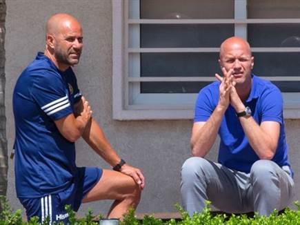 ג׳ורדי קרויף יחד עם פטר בוס. שמות גדולים הגיעו לישראל (GETTY) (צילום: ספורט 5)