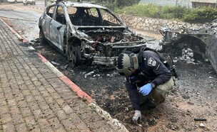 נזק כתוצאה מפגיעת נ"ט במשגב עם (צילום: דוברות המשטרה)