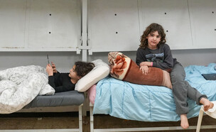 אנשים מתגוררים במקלט בקריית שמונה בזמן מבצע שאגת הארי (צילום: אייל מרגולין, פלאש 90)