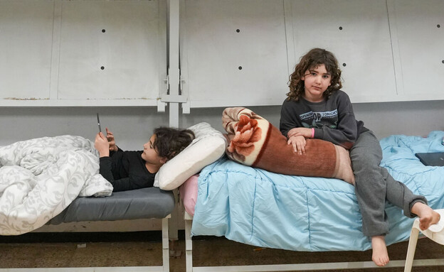 אנשים מתגוררים במקלט בקריית שמונה בזמן מבצע שאגת הארי