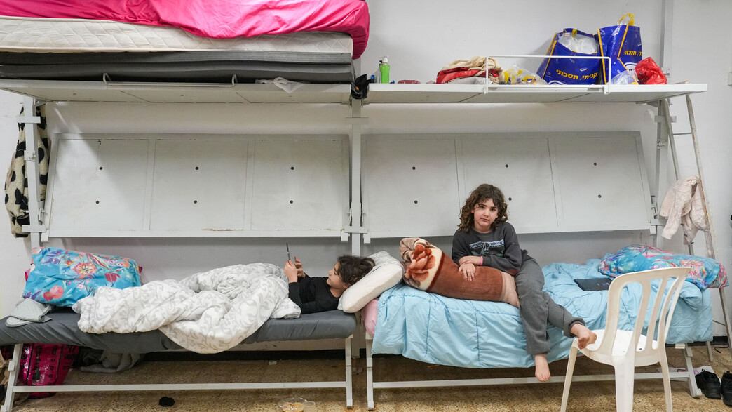 אנשים מתגוררים במקלט בקריית שמונה בזמן מבצע שאגת הארי