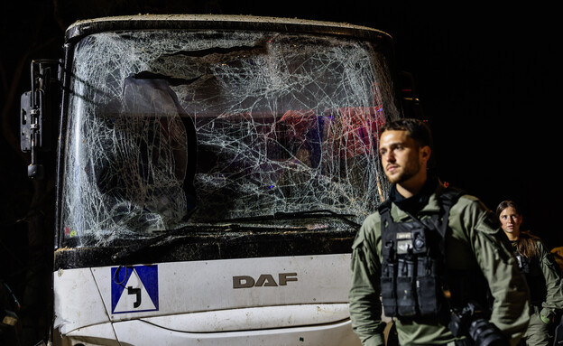 זירת הפגיעה הישירה בבניין המגורים בערד (צילום: חיים גולדברג, פלאש90)