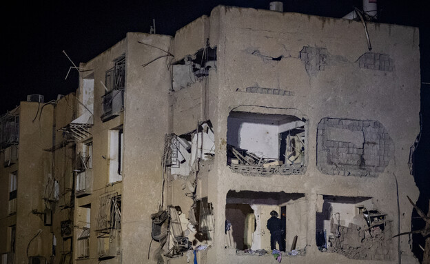 זירת הפגיעה הישירה בבניין המגורים בערד זירת הפגיעה הישירה בבניין המגורים בערד