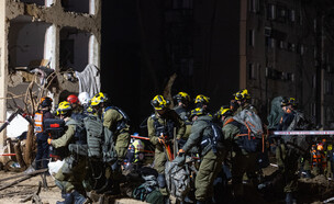 זירת הפגיעה הישירה בבניין המגורים בערד (צילום: חיים גולדברג, פלאש90)