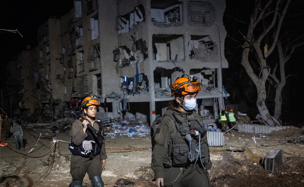 זירת הפגיעה הישירה בבניין המגורים בערד