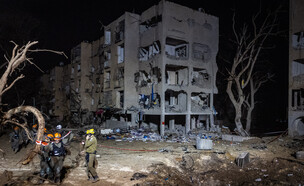 זירת הפגיעה הישירה בבניין המגורים בערד (צילום: חיים גולדברג, פלאש90)