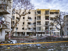זירת הפגיעה הישירה בבניין המגורים בערד