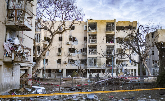 זירת הפגיעה הישירה בבניין המגורים בערד