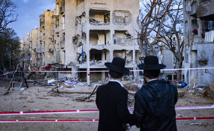 זירת הפגיעה הישירה בבניין המגורים בערד (צילום: חיים גולדברג, פלאש 90)