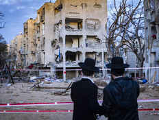 זירת הפגיעה הישירה בבניין המגורים בערד