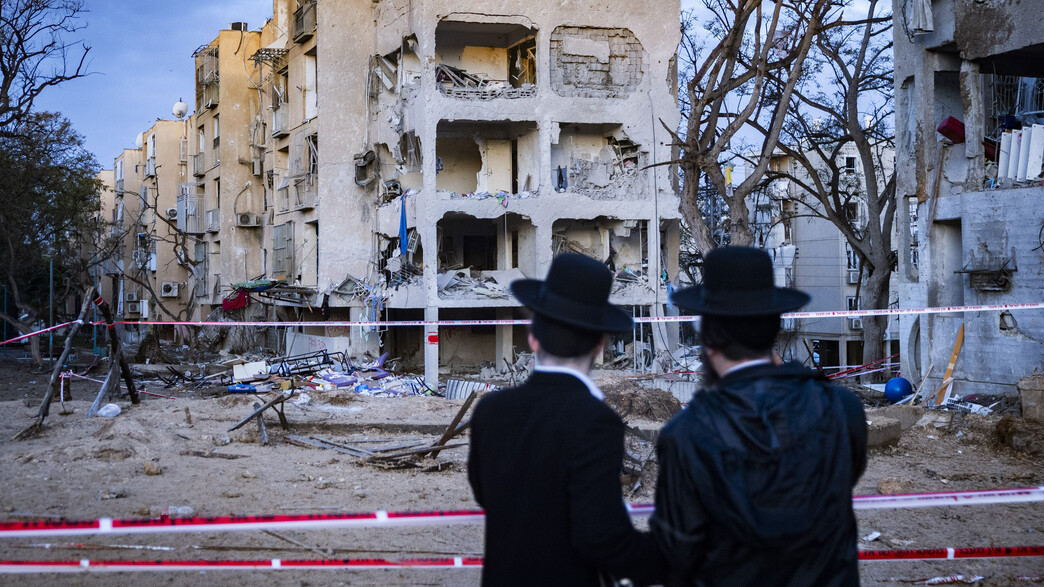 זירת הפגיעה הישירה בבניין המגורים בערד זירת הפגיעה הישירה בבניין המגורים בערד