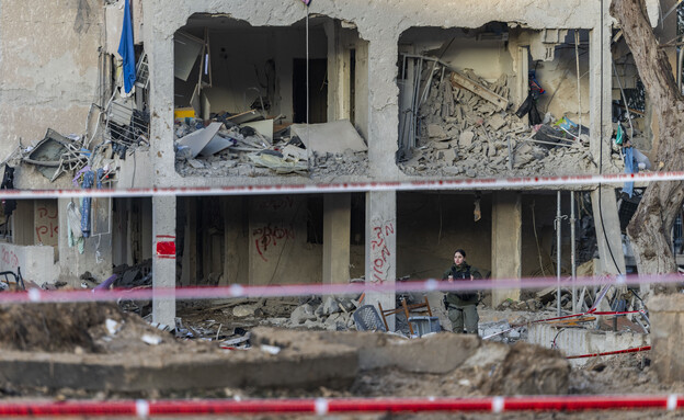 זירת הפגיעה הישירה בבניין המגורים בערד (צילום: חיים גולדברג, פלאש 90)