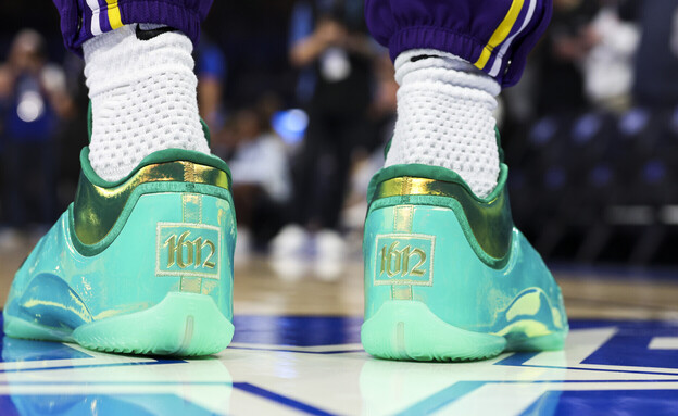 לברון ג'יימס נעליים (צילום: רויטרס)