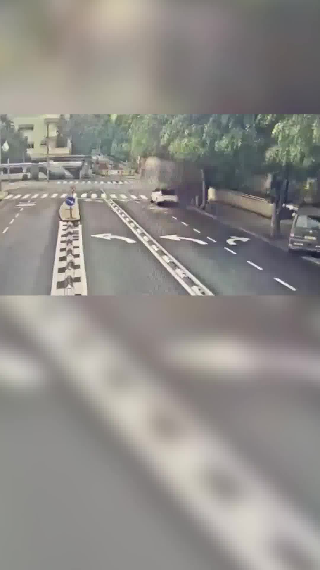 תיעוד: רגע הפגיעה ברכב סמוך להבימה בתל אביב