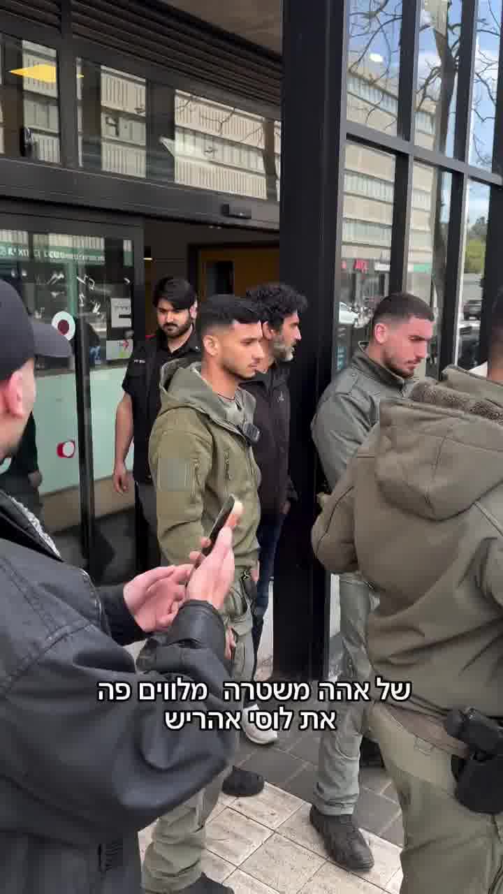 פעיל הימין מרדכי דוד
חוסם את צחי הלוי ולוסי האריש
ביציאה מבית המשפט