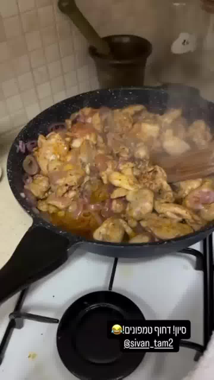 אוראל צברי עוקץ את ״שיטת הבישול״ של מיכל הקטנה, בזמן הכנת ארוחת הערב