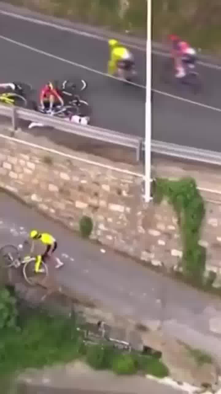 אוללה, הופ הופ הופ: השדר הצרפתי נשמע נלהב מתאונת האופניים במירוץ מילאנו-סן רמו