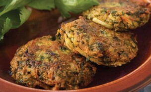 כְּפְתוֹת, קציצות תוניסאיות (צילום: מיכל רביבו; סגנון: גליה אורנן, יושבים אוכלים - על בישול ומשמעות מאחורי הסורגים, הוצאת לאנצ'בוקס)