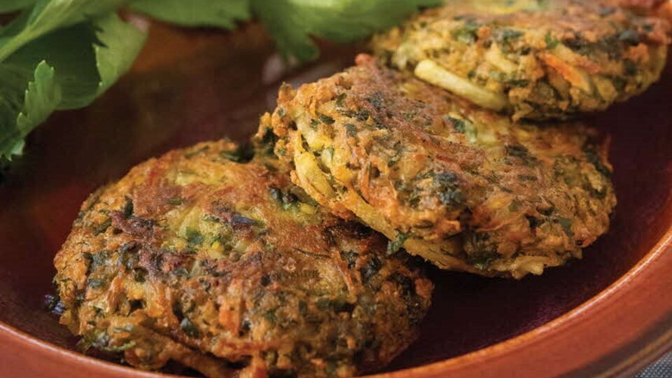 כְּפְתוֹת, קציצות תוניסאיות (צילום: מיכל רביבו; סגנון: גליה אורנן, יושבים אוכלים - על בישול ומשמעות מאחורי הסורגים, הוצאת לאנצ'בוקס)