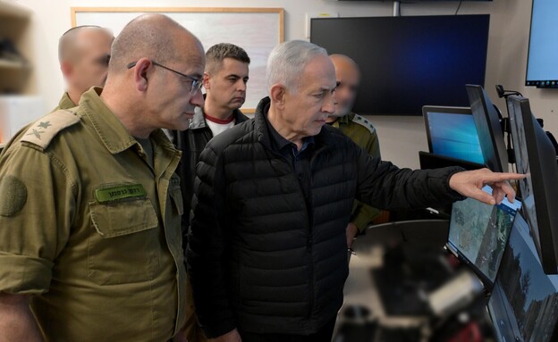 בנימין נתניהו מקבל עדכון על אירוע הנפילה בערד בחדר בנימין נתניהו מקבל עדכון על אירוע הנפילה בערד בחדר