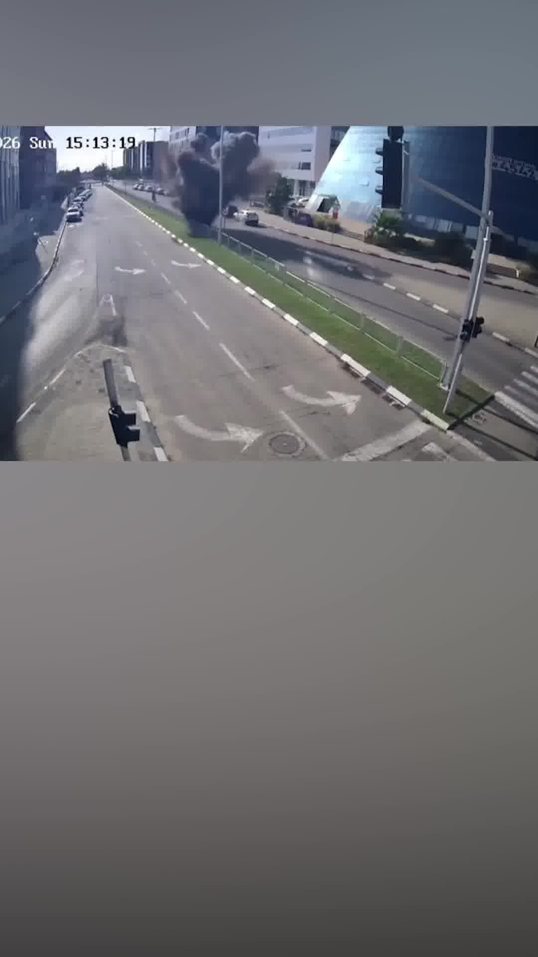 פיצוץ ענק מטר מהאופנוען: רגע נפילת שבר הטיל באור יהודה 